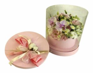 cvety_v_prozrachnoy_korobke_s_babochkami